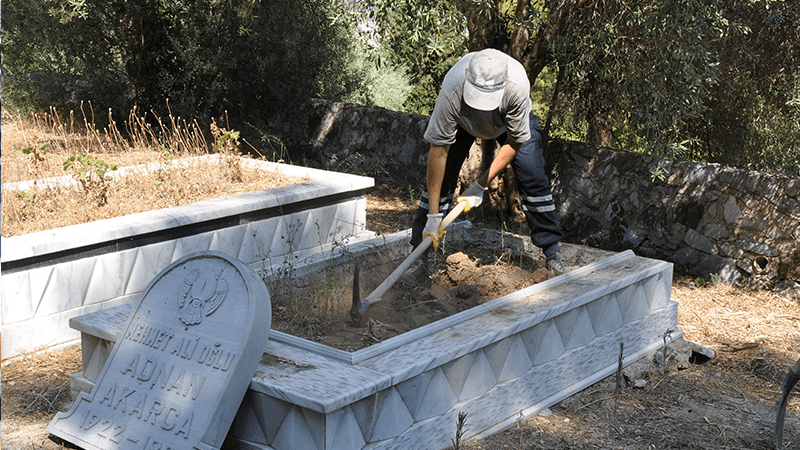 Eski milletvekilinin mezarı babalık davası için açıldı