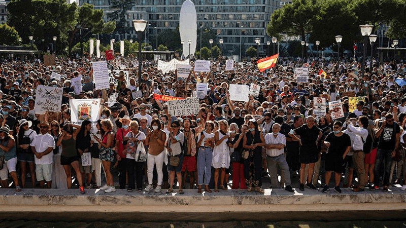 İspanya'da göstericiler Covid-19 önlemlerini maske takmayarak protesto etti