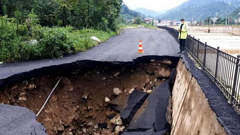 Rize’de yağmur nedeniyle yollar çöktü, binalar boşaltıldı