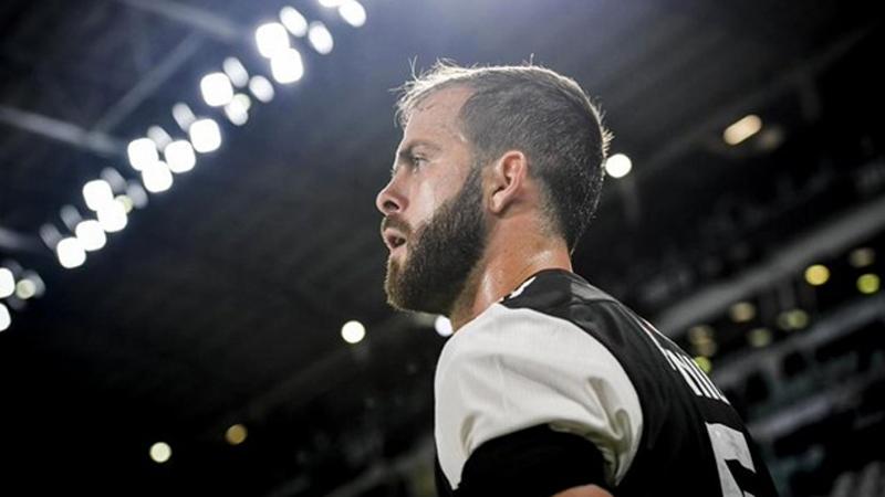 Barcelona'nın yeni transferi Pjanic, Covid-19'a yakalandı