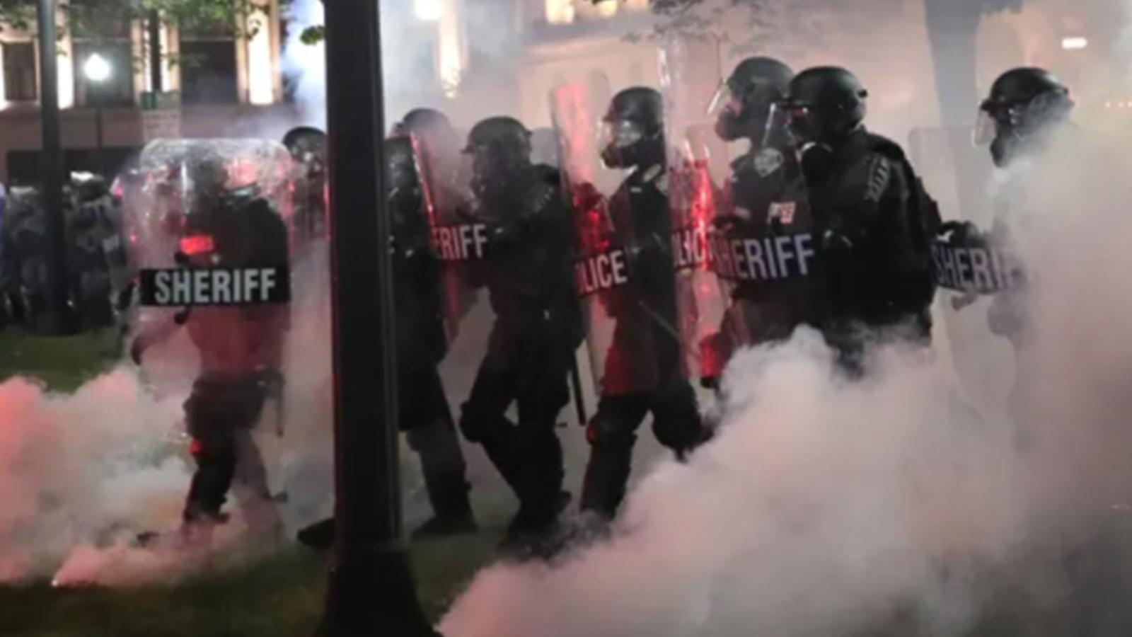 ABD'de polisin sırtından vurduğu siyah vatandaş Jacob Blake için düzenlenen protestoda iki kişi vurularak öldürüldü! 