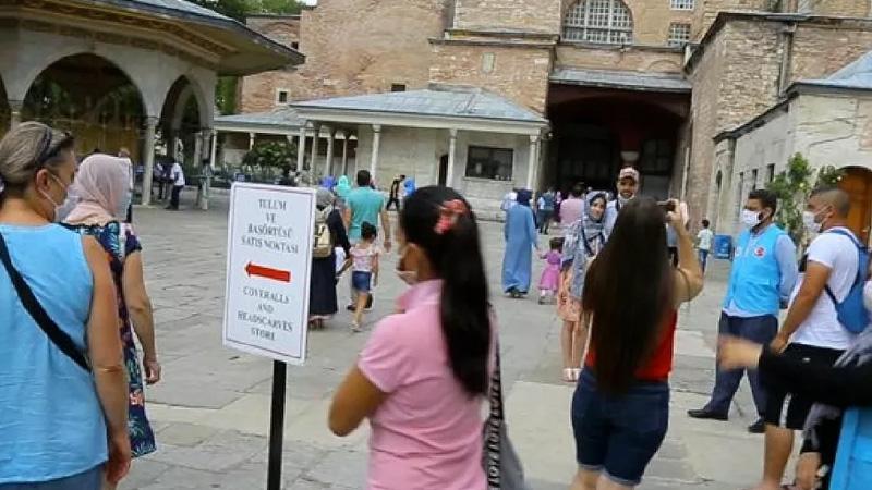 Ayasofya’da kıyafet düzenlemesi: Şortlu, dekolteli ve başörtüsüz girmek yasaklandı