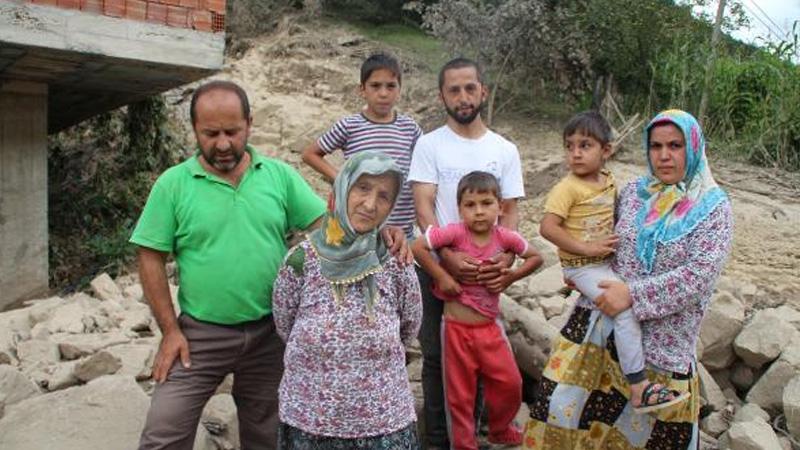 Giresun'da heyelanda mahsur kalan aile 'Daha zorda olanlar var' diye helikopterle kurtarılmayı istemedi, 3 gün yürüyerek eve döndü