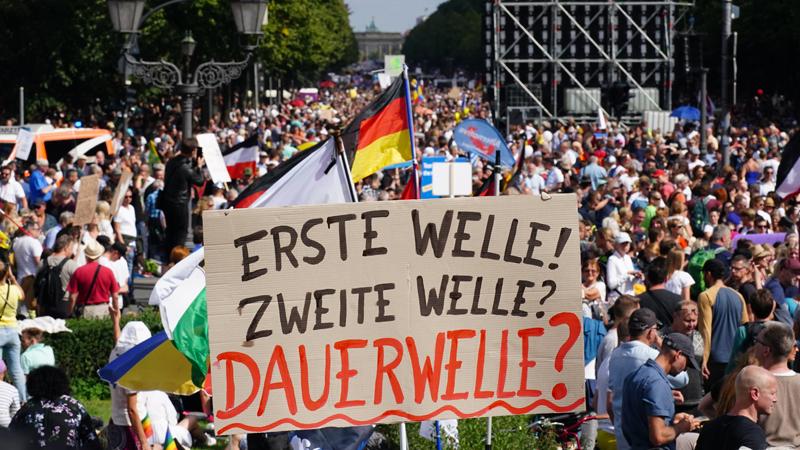 Berlin'de Covid-19 tedbirleri binlerce kişi tarafından protesto edildi