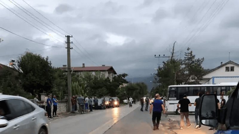 Erkek şiddeti bitmiyor; eski eşini sokak ortasında bacağından vurdu!  