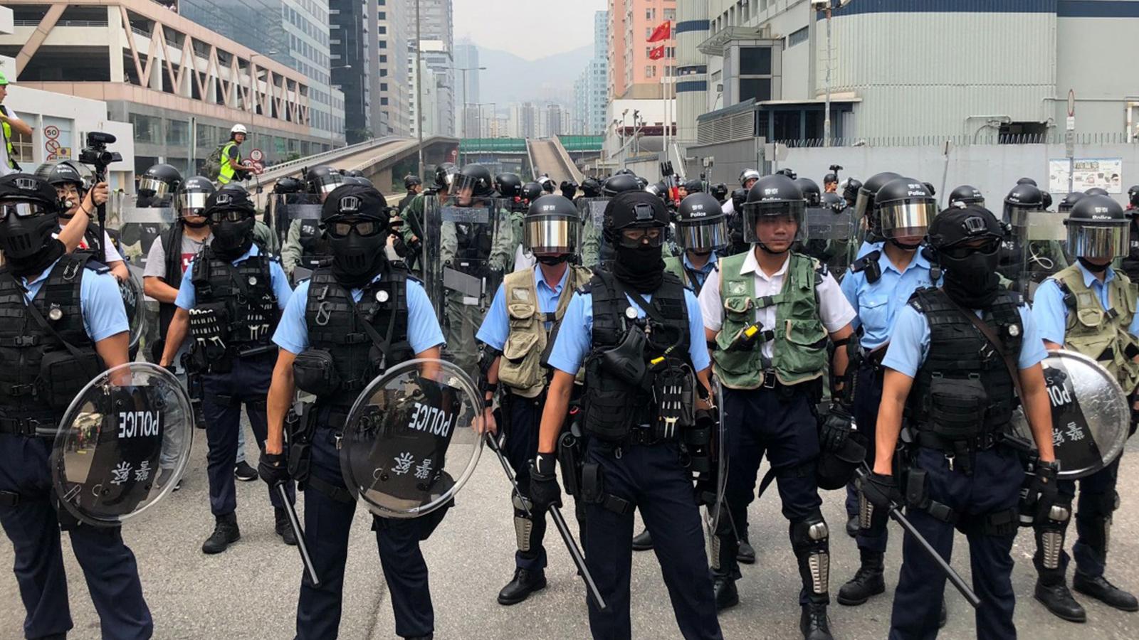 Hong Kong'da tepki çeken gözaltı; 12 yaşındaki çocuk 3 polis tarafından yere yatırıldı!