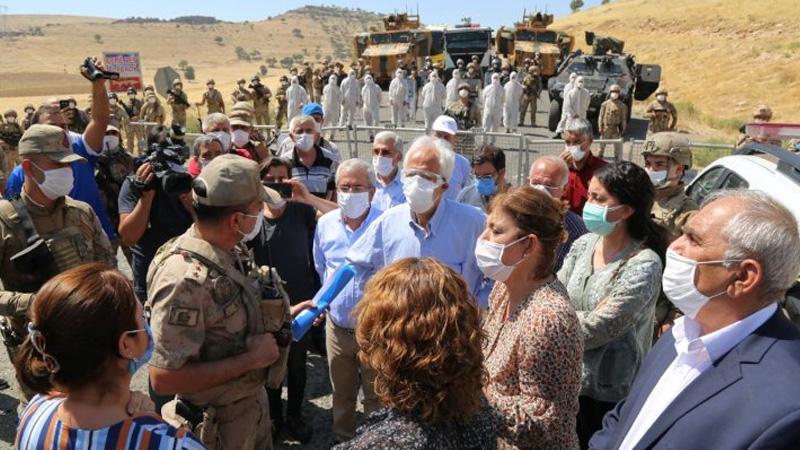 Sakarya'da saldırıya uğrayan Kürt işçileri ziyaret etmek isteyen heyet engellendi; "Irkçılık yapıyorsunuz"