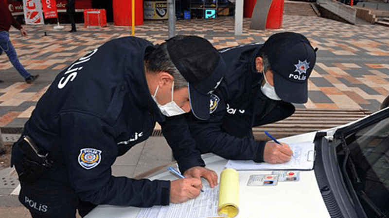 Karantinada olması gereken Covid-19 hastası polis, meslektaşlarına yakalandı