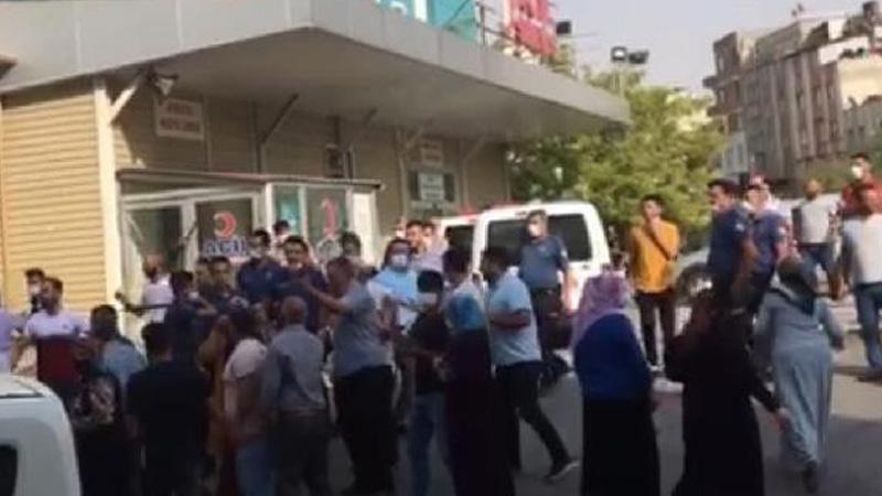 Yakınları Koronavirüs'ten yaşamını yitiren grup hastaneye saldırdı: 4 polis yaralandı