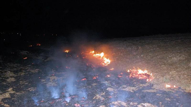 Gece yarısı korkutan yangın: 500 dönüm anız alev alev yandı