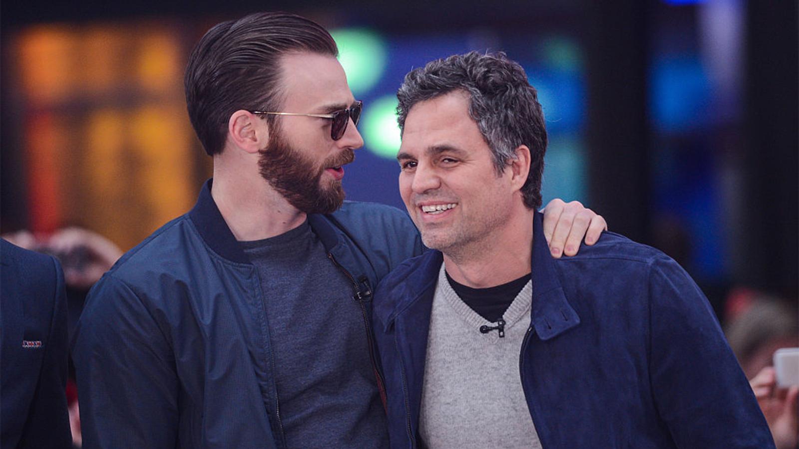 Mark Ruffalo'dan yanlışlıkla çıplak fotoğrafını paylaşan arkadaşı Chris Evans'a destek: Trump hâlâ görevdeyken utanacağın bir şey yok 