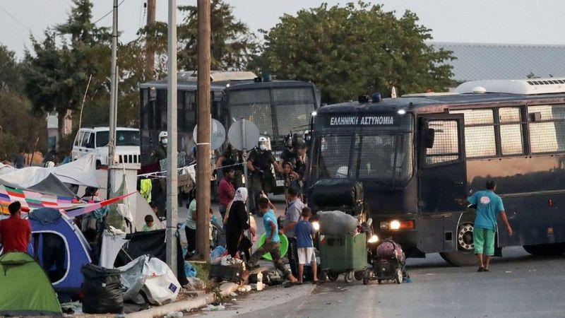 Yangının yok ettiği Moria kampından çıkarılan binlerce sığınmacı geçici çadır kampına taşınılıyor 