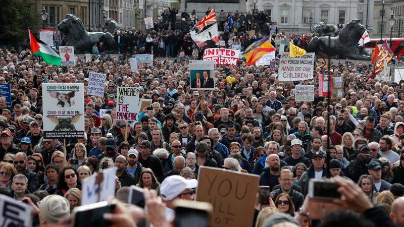 Londra'da binlerce kişi sokağa çıkma kısıtlamaları ve Koronavirüs önlemlerini protesto etti