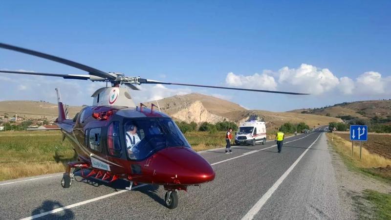 Yaralıları kurtarmak için zamanla yarışan helikopter karayoluna indi