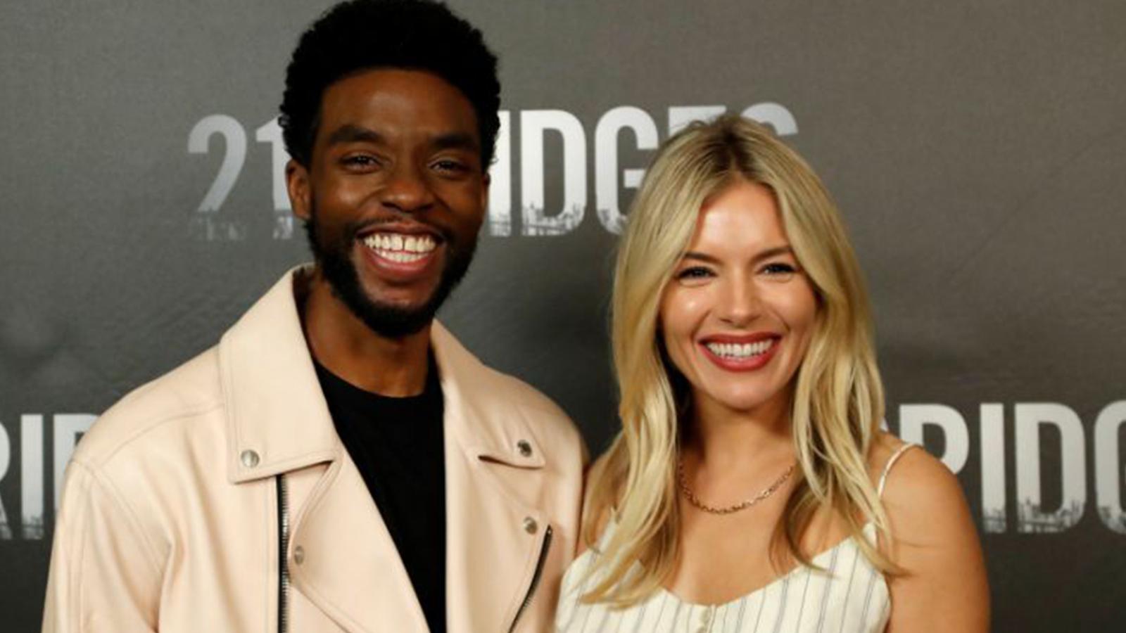 Sienna Miller: Chadwick Boseman, filmde adil ücret alabilmem için kendi ücretinin bir kısmını verdi