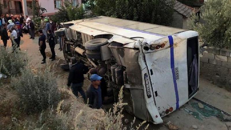 Tanker, tarım işçilerini taşıyan midibüse çarptı: 26 yaralı