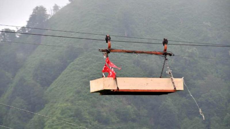 İlkel teleferiğin halatına takılan kadın, 25 metreden düşerek hayatını kaybetti