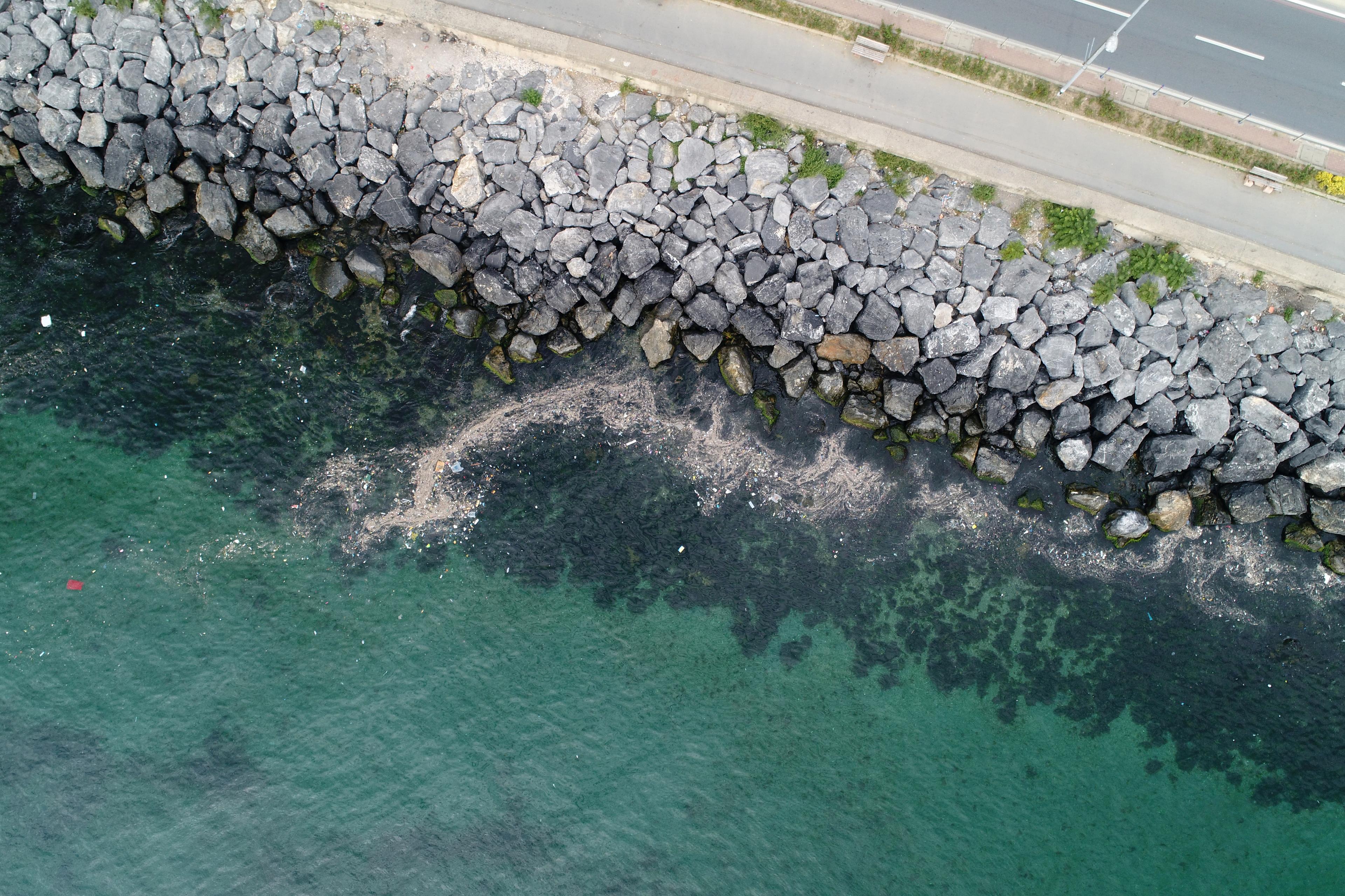 Yenikapı sahilinde kirlilik su altı drone kamerasıyla görüntülendi