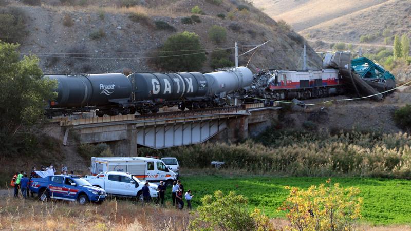 Ankara'da iki tren kafa kafaya çarpıştı: 2 makinist yaşamını yitirdi