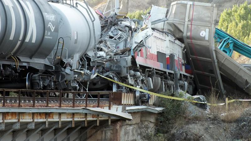 Ankara'da iki tren kafa kafaya çarpıştı: 2 makinist yaşamını yitirdi