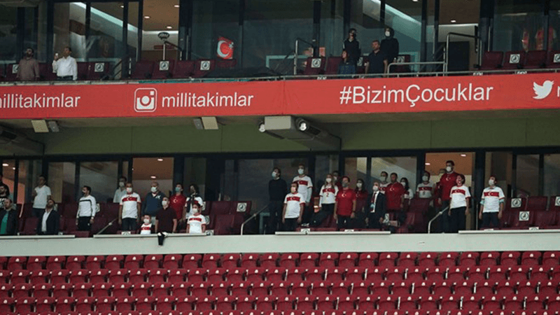 Taraftarlar 7 ay sonra tribünlerde maç izledi