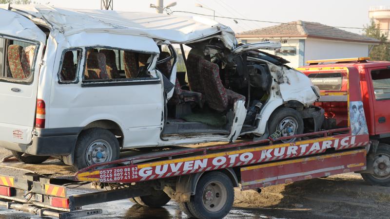 Diyarbakır'da tekstil işçilerini taşıyan araç kaza yaptı: 2 ölü, 6'sı ağır 20 yaralı