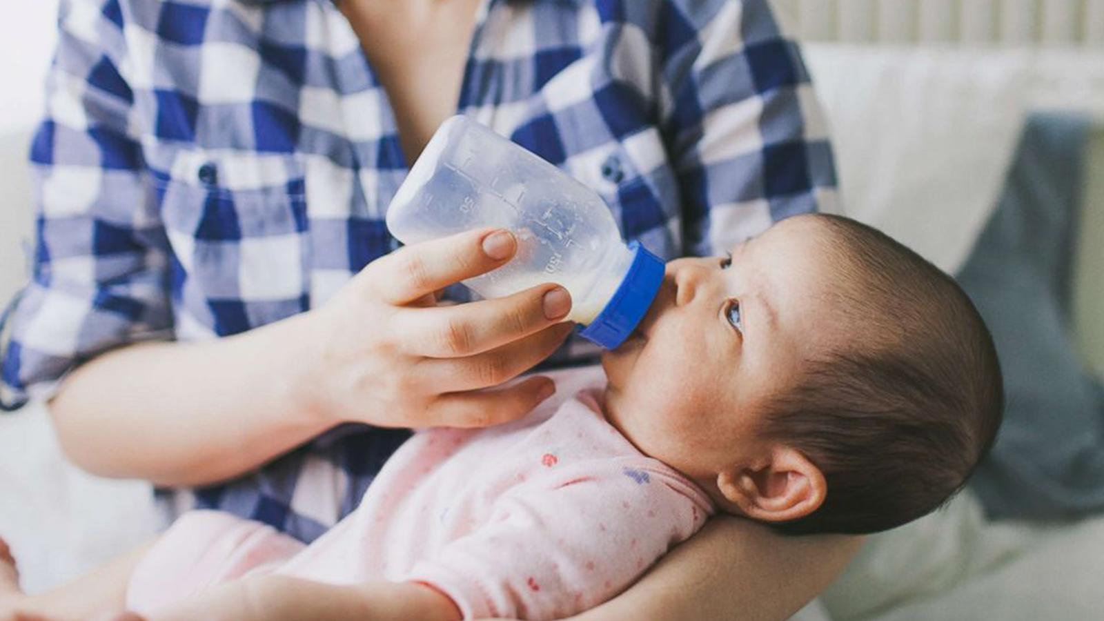 Araştırma: Biberondan beslenen bebekler milyonlarca mikroplastik yutuyor!