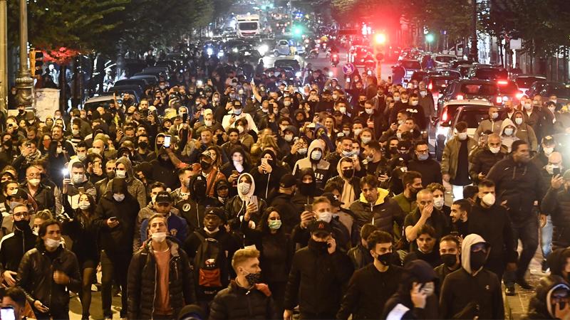 İtalya'da sokağa çıkma yasağı protesto edildi