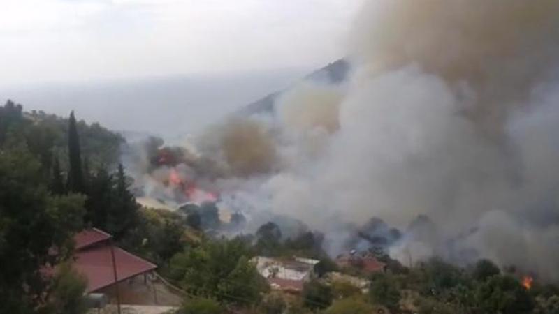 Anamur'da orman yangını; 50 hane boşaltıldı, karayolu kapatıldı