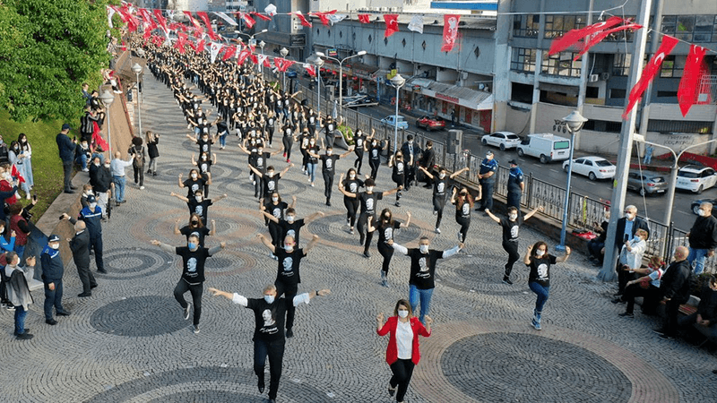 İzmit'te bin kişi sosyal mesafeli zeybek oynadı