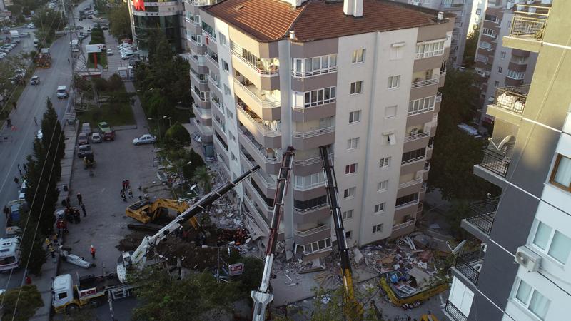 İzmir'deki depremde ilk 3 katı çöken bina vinçlerle desteklendi!