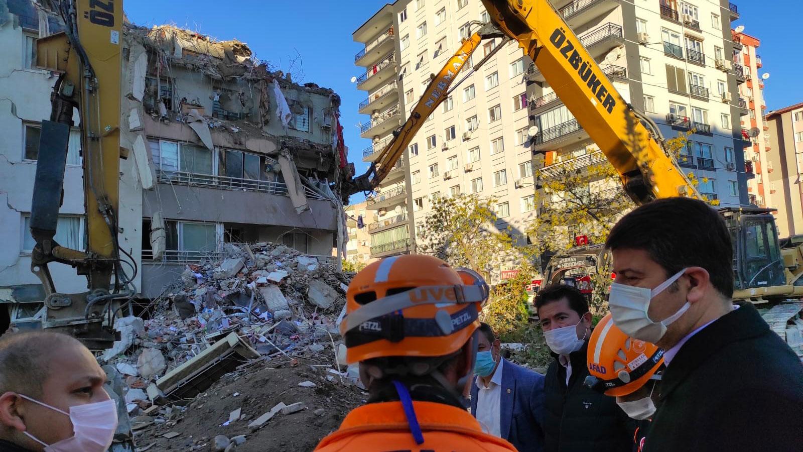 İzmir Büyükşehir Belediye Başkanı: 15 bin kişi evsiz kaldı, tüm binalar kontrol edilecek