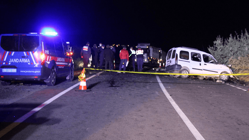 Ambulansı sollamaya çalıştı: 4 ölü, 3 yaralı