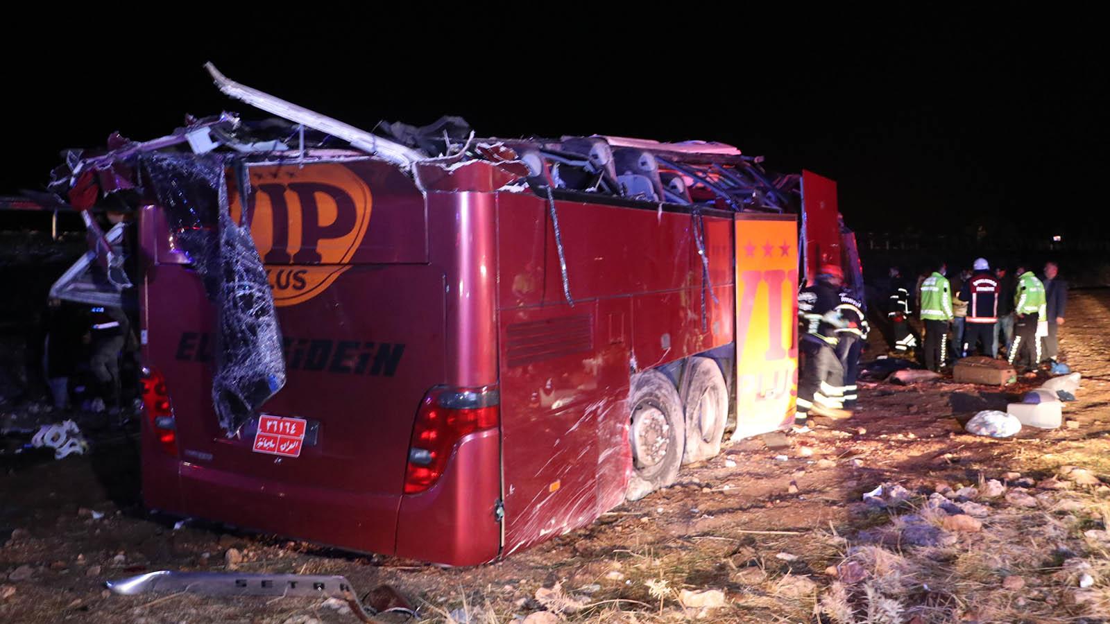 Şanlıurfa’da yolcu otobüsü devrildi: 1 kişi öldü, 28 kişi yaralandı