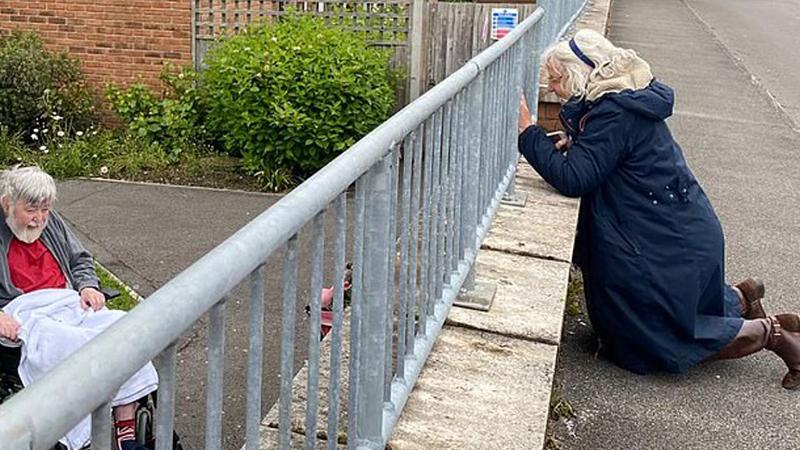 Kısıtlamalar nedeniyle 52 yıllık hayat arkadaşını böyle görebildi!