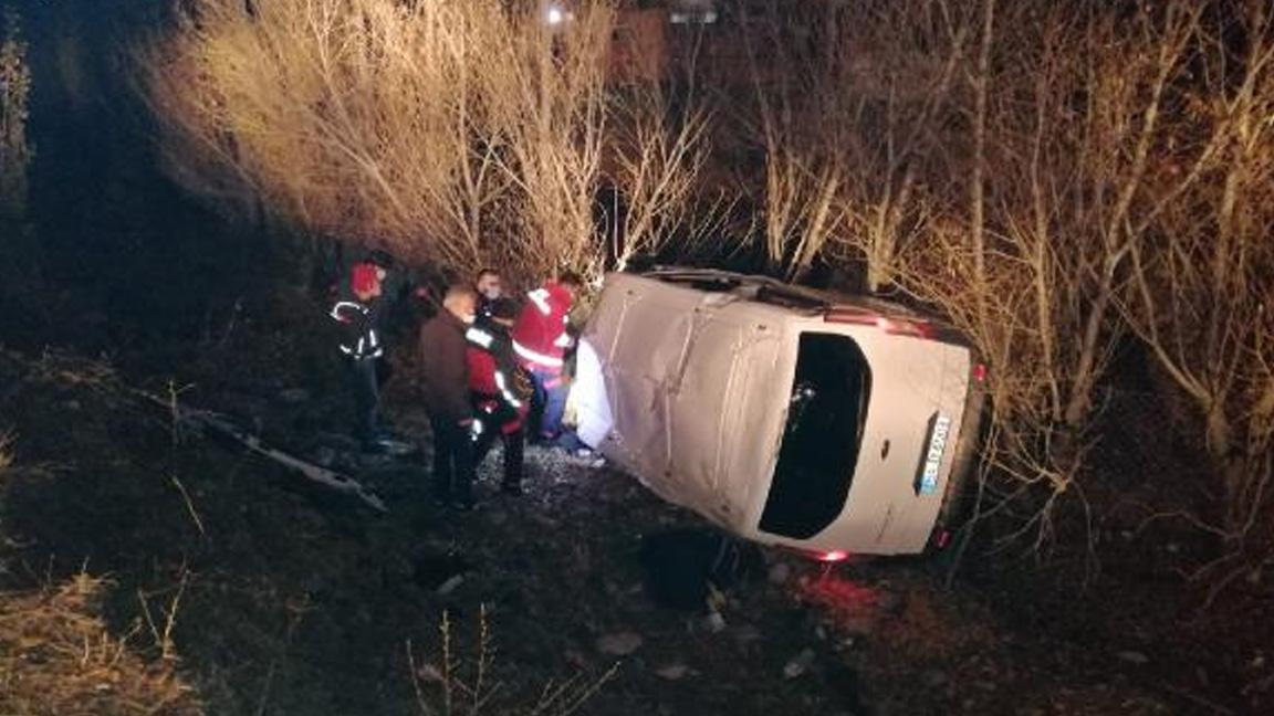 Ağrı'da göçmenleri taşıyan minibüs devrildi: 17 yaralı