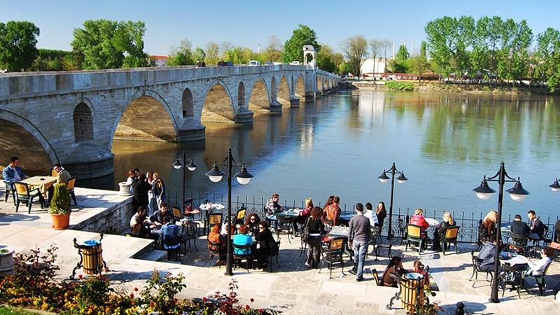 Edirne'de yoğun caddelere kişi sınırlaması: 4 metrekareye bir kişi