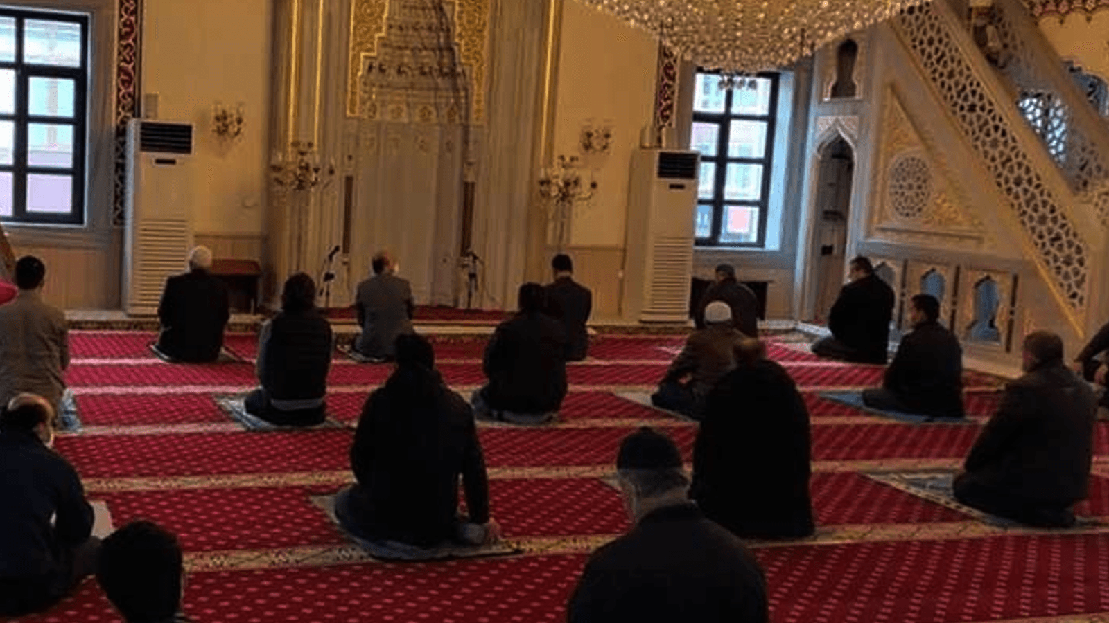 Diyanet İşleri Başkanlığı'ndan cuma namazı açıklaması: Hasta ve temaslı olanların cemaate katılmamaları ve karantina şartlarına riayet etmeleri dinen zorunlu