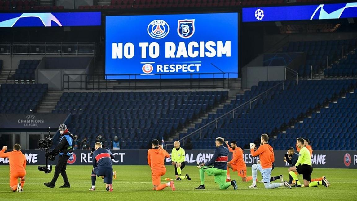 PSG, Başakşehir ve hakem heyeti sahada ırkçılığa karşı sembol haline gelen diz çökme hareketiyle marşı dinlediler 