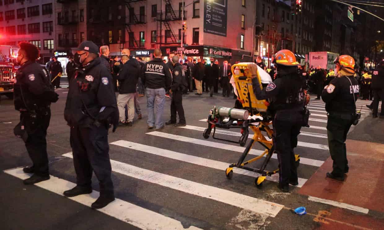 New York'ta bir otomobil, protestocuların arasına daldı