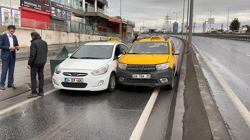 Esenyurt'ta boş yolu paylaşamayan iki araç kaza yaptı