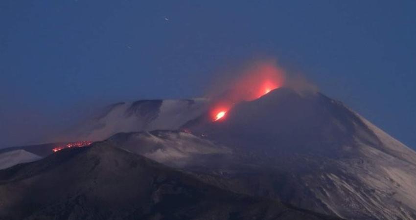 Etna Yanardağı yeniden faaliyete geçti; ortaya çıkan küller nedeniyle hava trafiği aksadı 