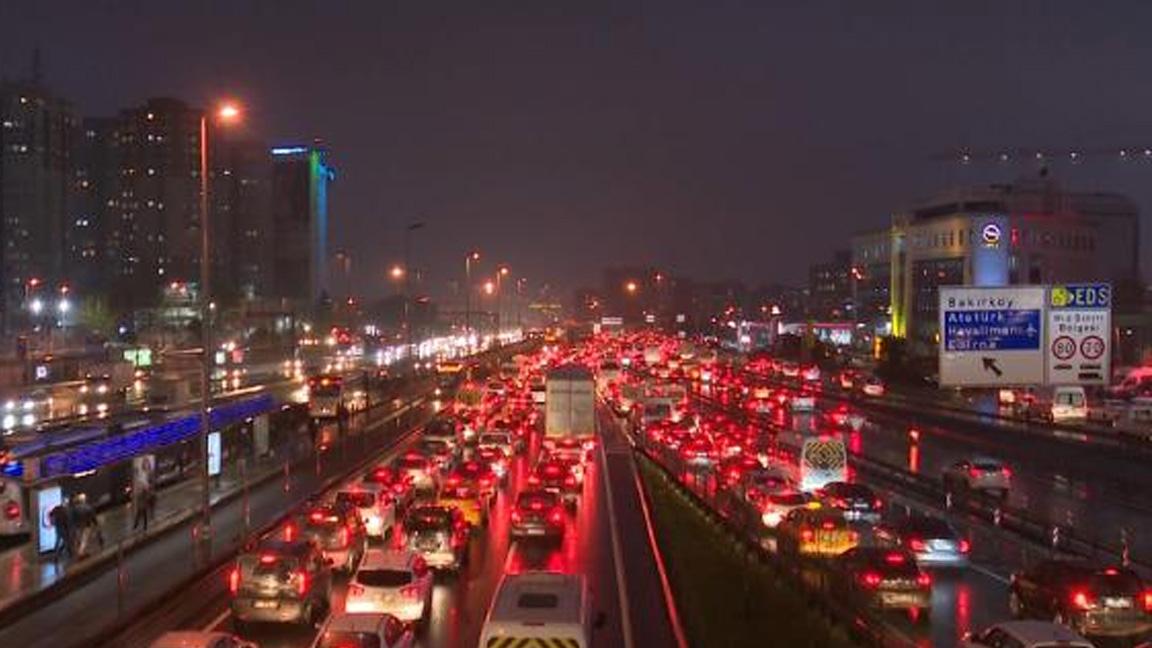 İstanbul'da 18.30 itibarıyla trafik yoğunluğu yüzde 72'ye ulaştı 