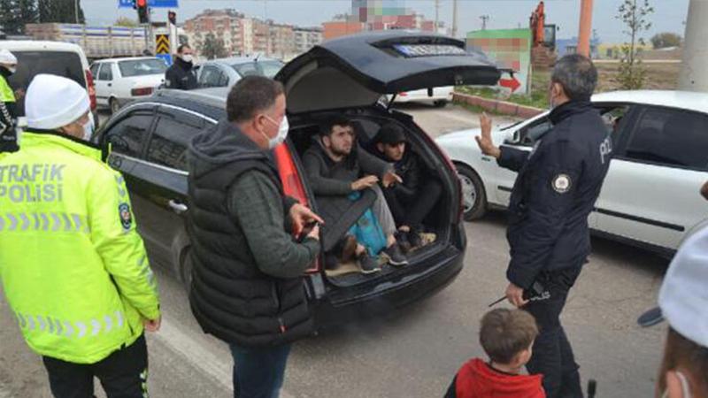 Hatay'da 5 kişilik aracın içinde sınırdan kaçak geçen 12 kişi yakalandı