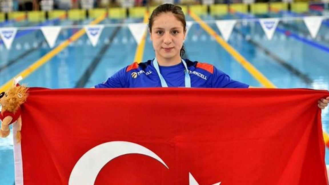 Milli yüzücü Merve Tuncel, dünya gençler rekorunu kırdı