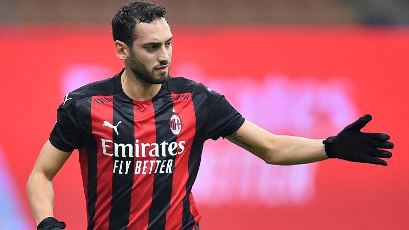 Hakan Çalhanoğlu, İtalya'da ayın futbolcusu seçildi