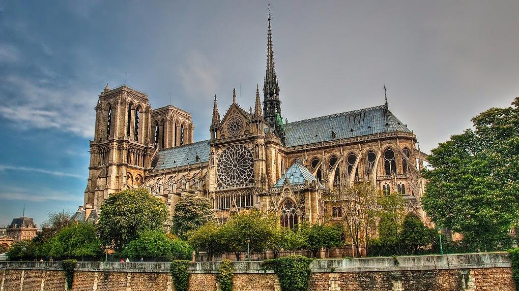 Paris’in Notre-Dame Katedrali yangından sonra ilk defa Noel korosunu ağırladı