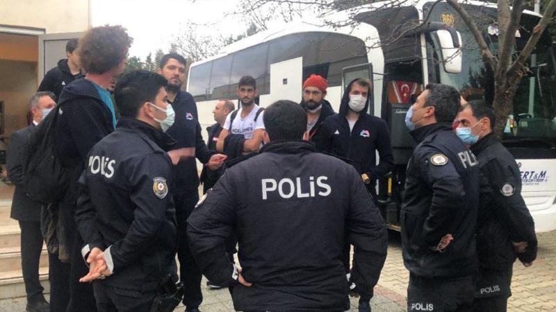 Seyircisiz maçta olay çıktı; polis biber gazıyla müdahale etti