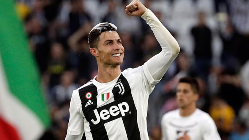 Ronaldo, yüzyılın en iyi futbolcusu seçildi