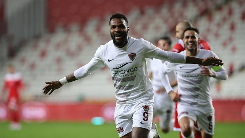 Antalyaspor karşısında 4 gol atan Aaron Boupendza lig tarihine geçti